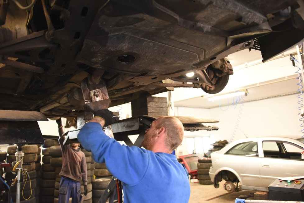 Hydraulickými nůžkami se také vystřihne katalyzátor, obsahující drahé kovy