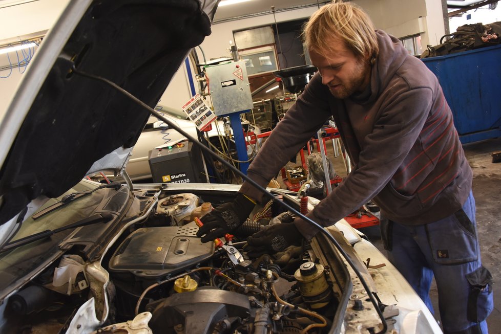 Z motorového prostoru se také vystříhají dobře dostupné kabely