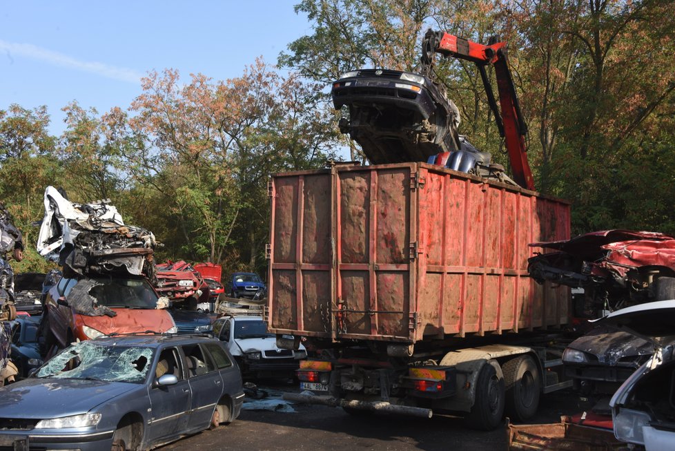 Autovrak zbavený kapalin a využitelných částí se následně odváží do jiného kovošrotu k rozemletí a další recyklaci