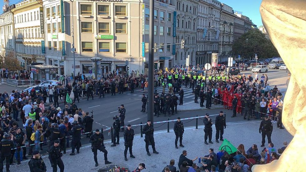 Ekologičtí aktivisté demonstrovali v Praze. Na magistrále na chvíli zastavili auta.