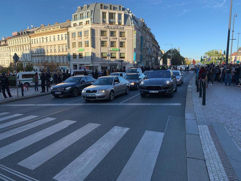 Ekologičtí aktivisté demonstrovali v Praze. Na magistrále na chvíli zastavili auta.