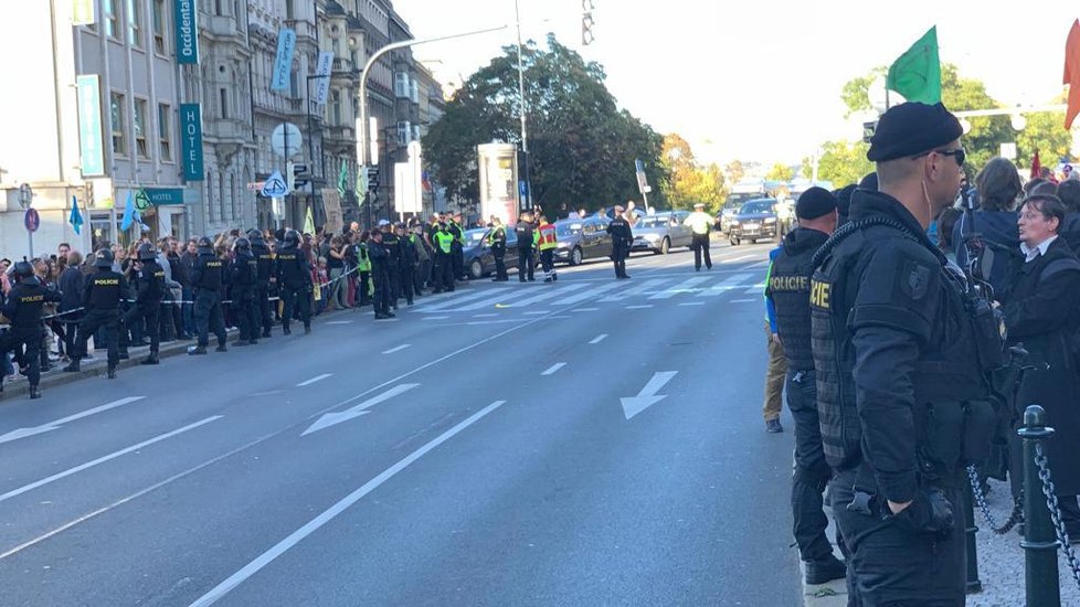 Ekologičtí aktivisté demonstrovali v Praze. Na magistrále na chvíli zastavili auta.