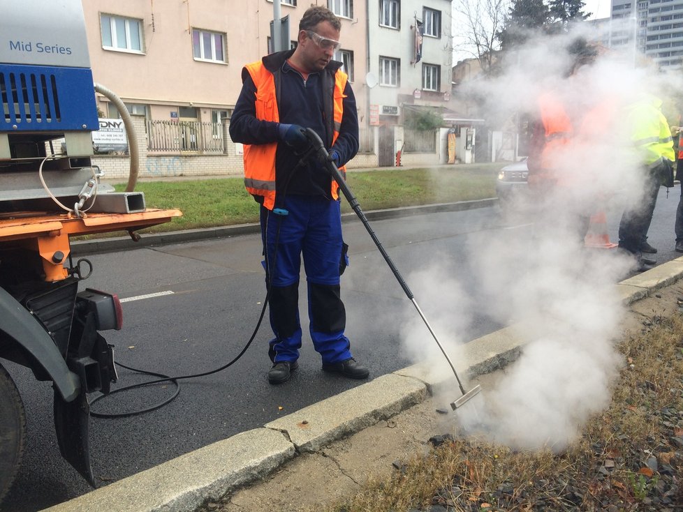 Takto vypadá ekologické vypořádání se s plevelem, kterým zarůstají tramvajové tratě v Praze. Oproti plošnému postřiku chemikáliemi se lze horkou vodou zaměřit na konkrétní místa a neničit tak případně celou plochu vegetace.