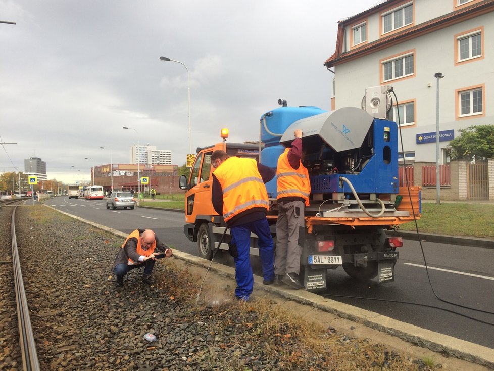 Takto vypadá ekologické vypořádání se s plevelem, kterým zarůstají tramvajové tratě v Praze. Oproti plošnému postřiku chemikáliemi se lze horkou vodou zaměřit na konkrétní místa a neničit tak případně celou plochu vegetace.