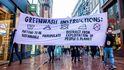 Aktivisté po celém světě upozorňují na nekalé praktiky některých firem, například z oblasti módy, které provádějí takzvaný greenwashing, tedy umělé vylepšování svého ekologického obrazu. Aktivisté po celém světě upozorňují na nekalé praktiky některých firem, například z oblasti módy, které provádějí takzvaný greenwashing, tedy umělé vylepšování svého ekologického obrazu.