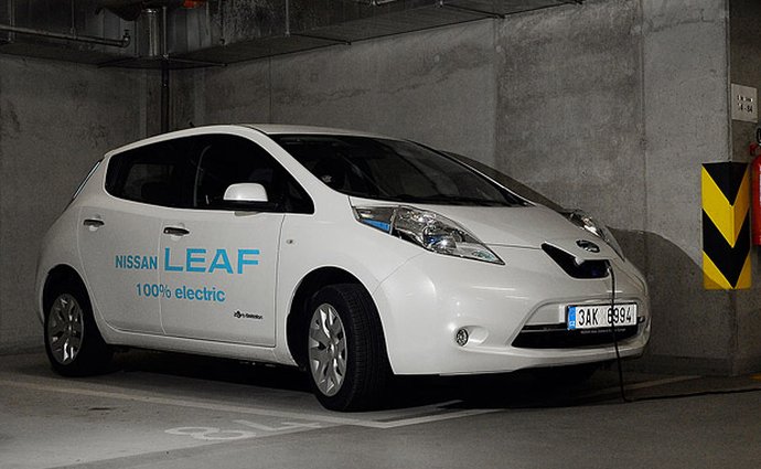 Francouzská vláda dá zájemcům o elektromobily dotaci až 10.000 eur