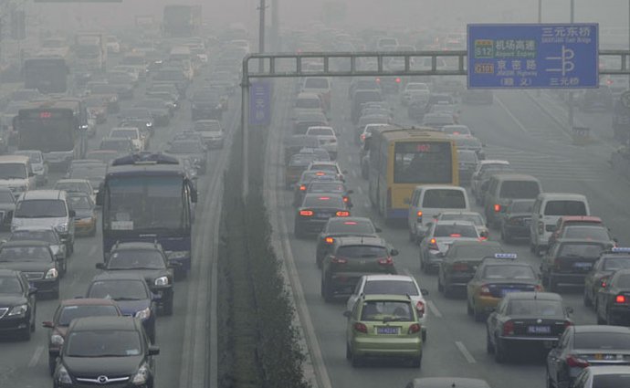 Čína bojuje proti smogu, do šrotu pošle miliony aut