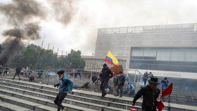 Několik stovek demonstrantů vniklo do budovy ekvádorského parlamentu, než je krátce poté slzným plynem vyhnala policie. (8.10.2019)