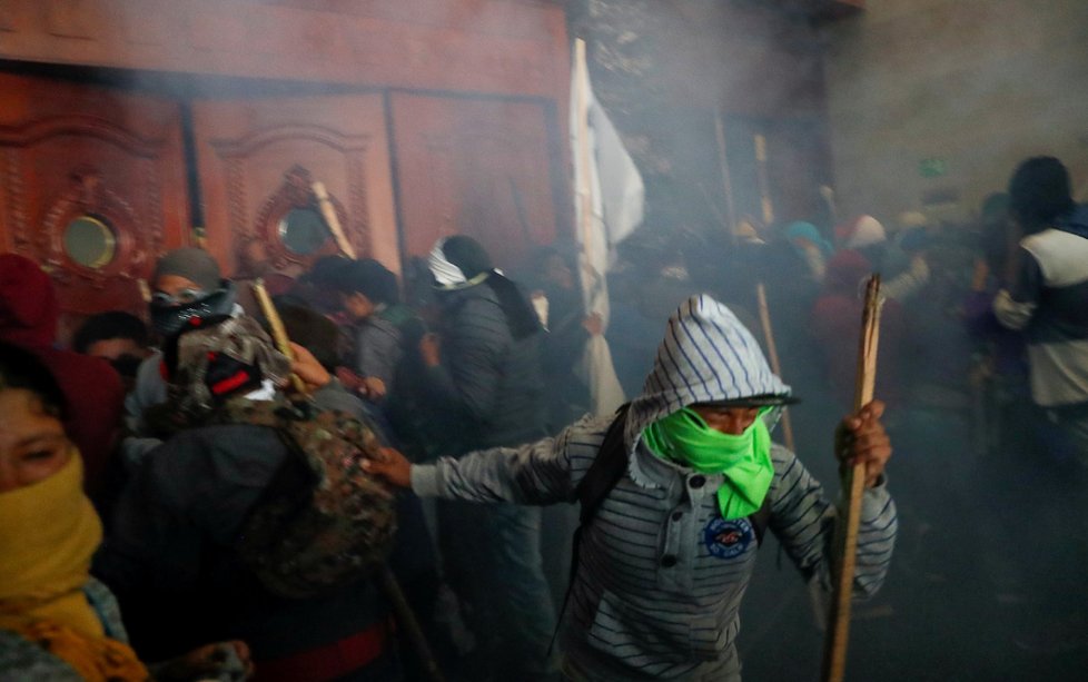 Několik stovek demonstrantů vniklo do budovy ekvádorského parlamentu, než je krátce poté slzným plynem vyhnala policie. (8.10.2019)