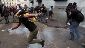 V Ekvádoru pokračují protesty, policie rozhání lidi slzným plynem (9. 10. 2019)