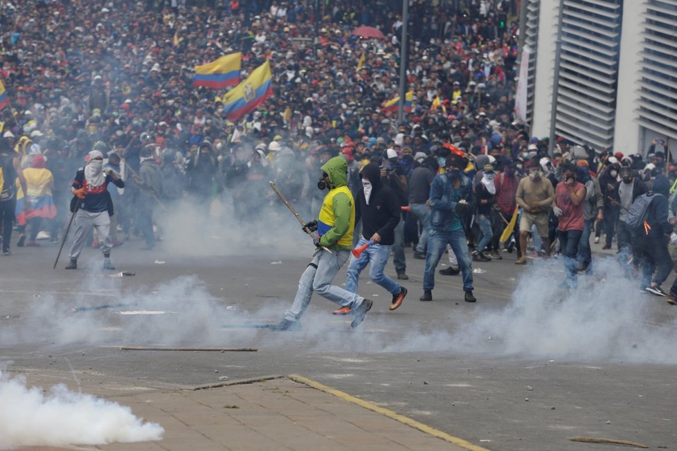 V Ekvádoru pokračují protesty, policie rozhání lidi slzným plynem (9. 10. 2019)