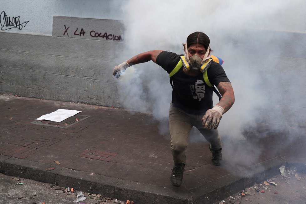 V Ekvádoru pokračují protesty, policie rozhání lidi slzným plynem (9. 10. 2019)