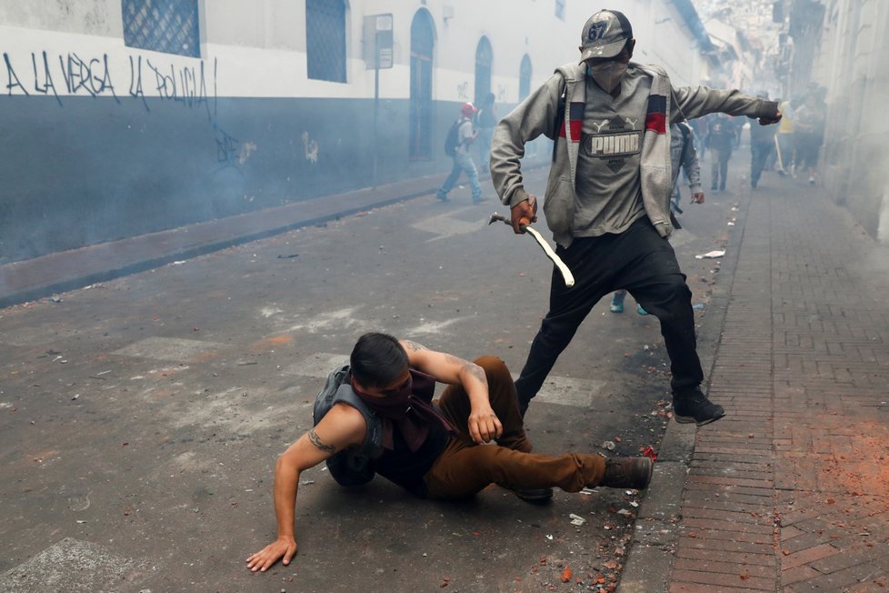 V Ekvádoru pokračují protesty, policie rozhání lidi slzným plynem (9. 10. 2019)