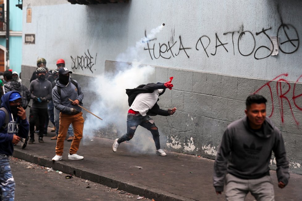 V Ekvádoru pokračují protesty, policie rozhání lidi slzným plynem (9. 10. 2019)