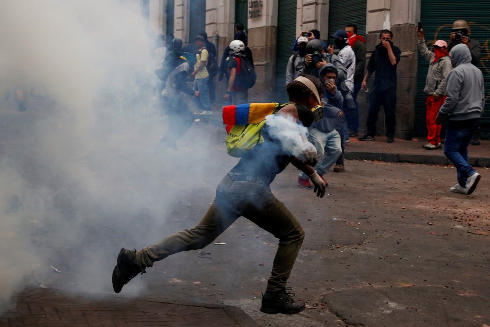 V Ekvádoru pokračují protesty, policie rozhání lidi slzným plynem (9. 10. 2019)