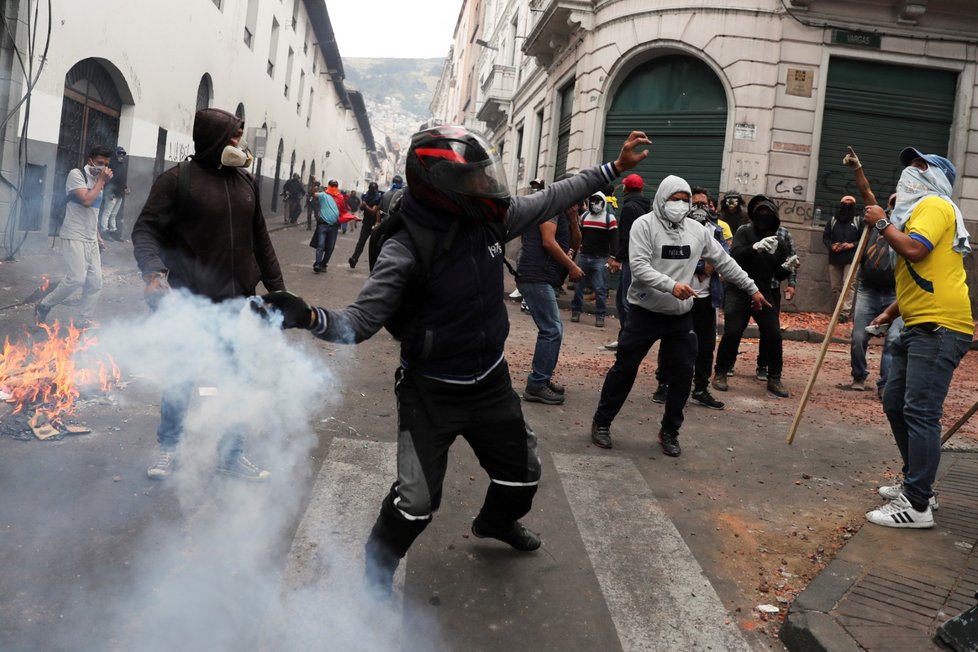 V Ekvádoru pokračují protesty, policie rozhání lidi slzným plynem (9. 10. 2019)