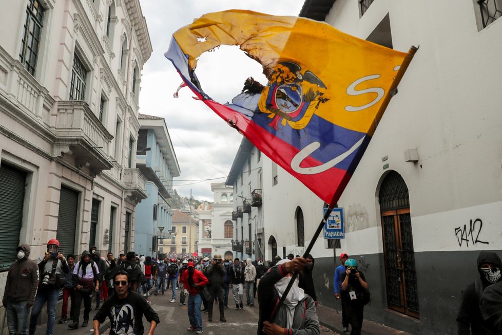 V Ekvádoru pokračují protesty, policie rozhání lidi slzným plynem (9. 10. 2019)