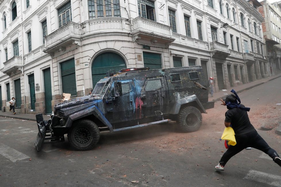 V Ekvádoru pokračují protesty, policie rozhání lidi slzným plynem (9. 10. 2019)