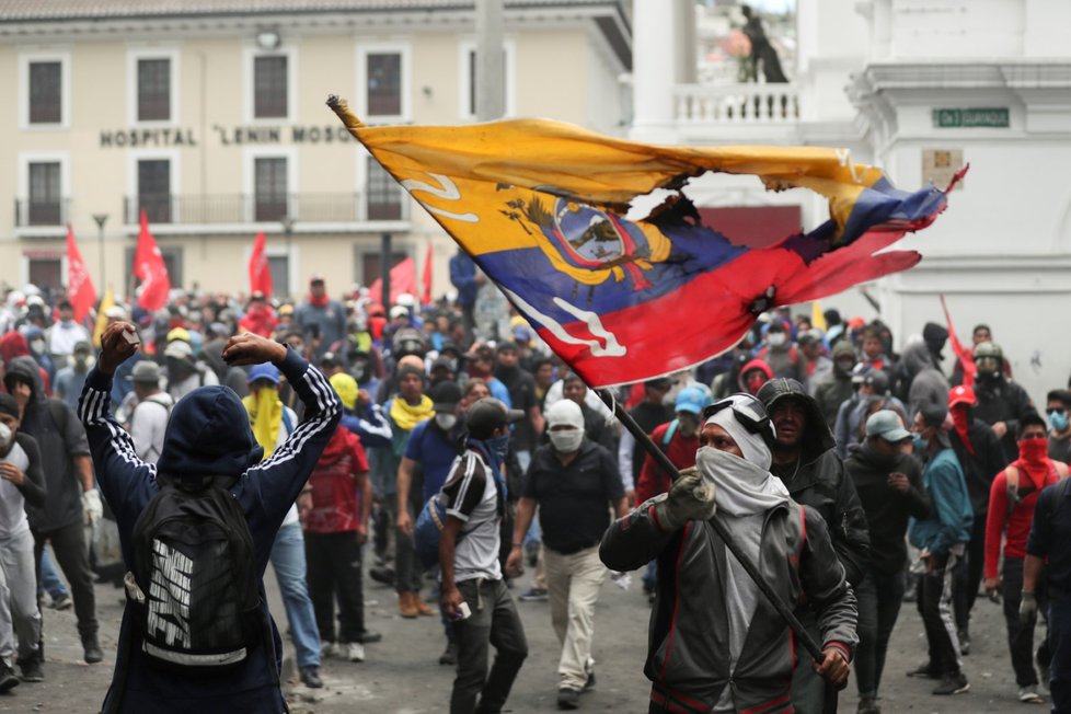 V Ekvádoru pokračují protesty, policie rozhání lidi slzným plynem (9. 10. 2019)