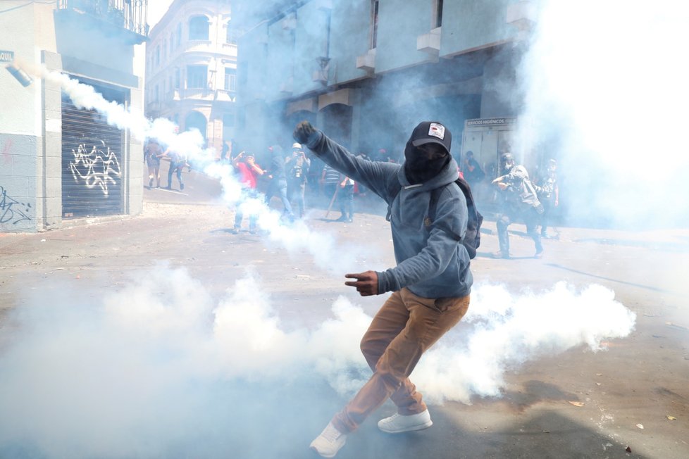 V Ekvádoru pokračují protesty, policie rozhání lidi slzným plynem (9. 10. 2019)