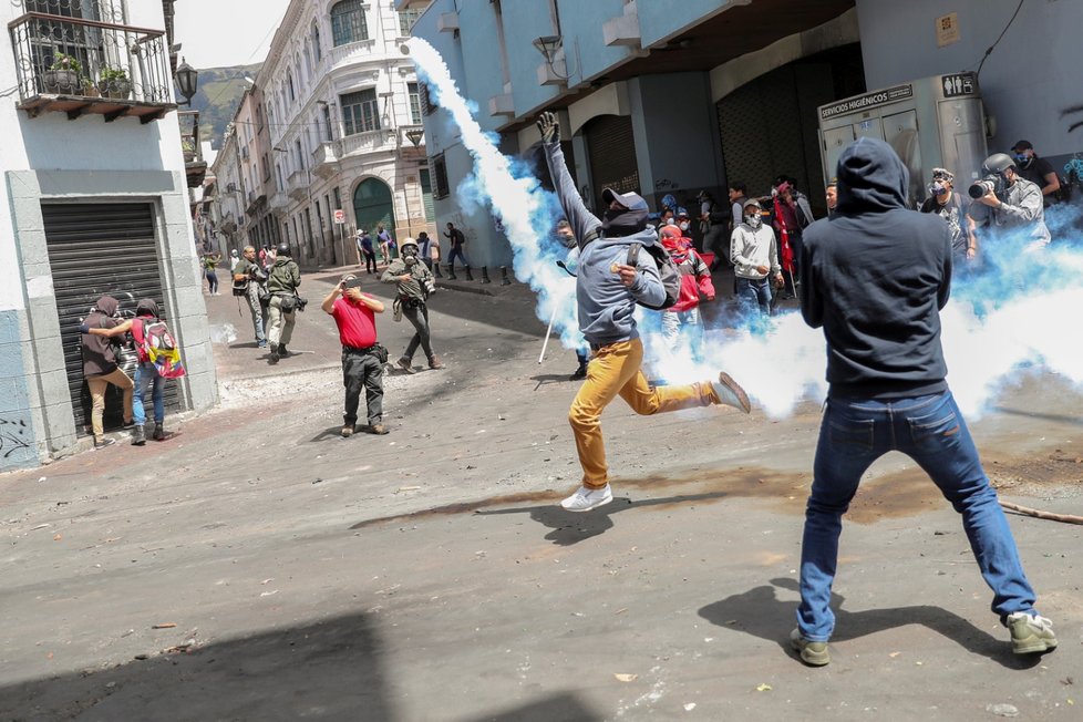 V Ekvádoru pokračují protesty, policie rozhání lidi slzným plynem (9. 10. 2019)