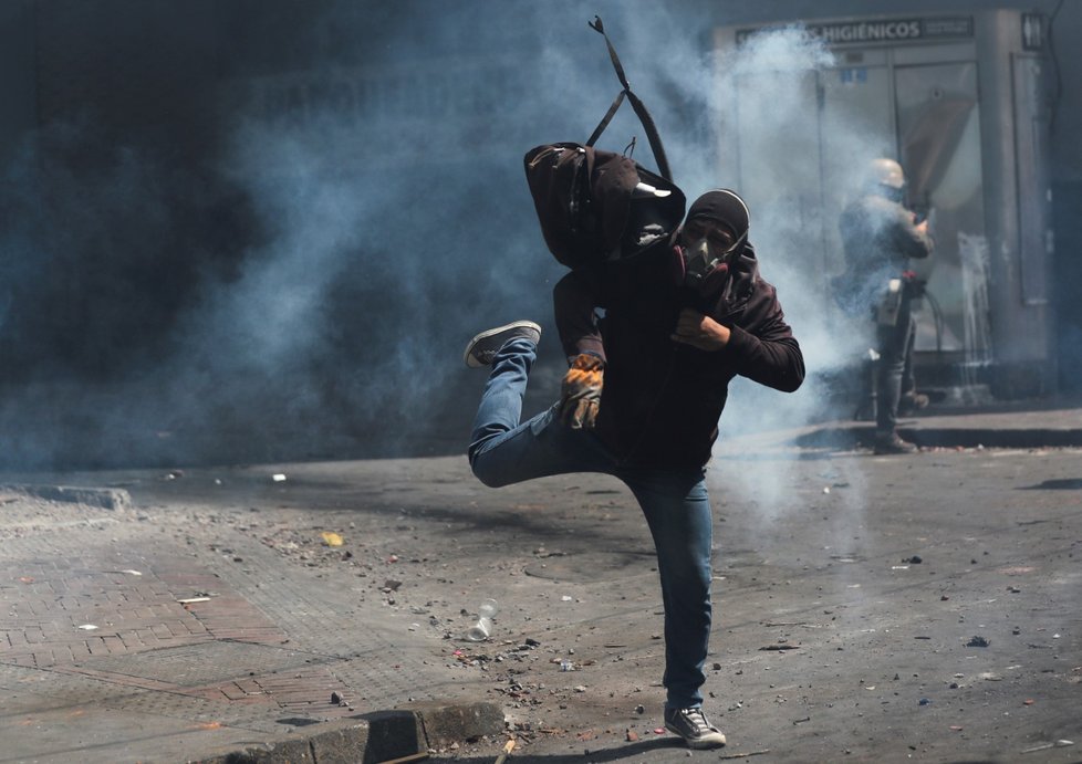 V Ekvádoru pokračují protesty, policie rozhání lidi slzným plynem (9. 10. 2019)