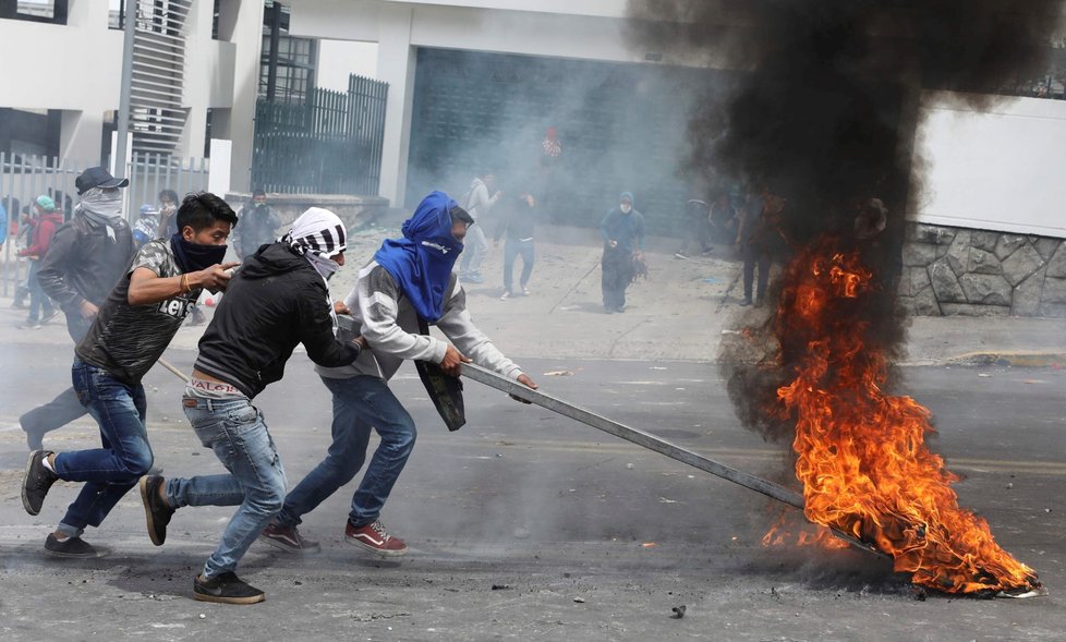 V Ekvádoru pokračují protesty, policie rozhání lidi slzným plynem (9. 10. 2019)