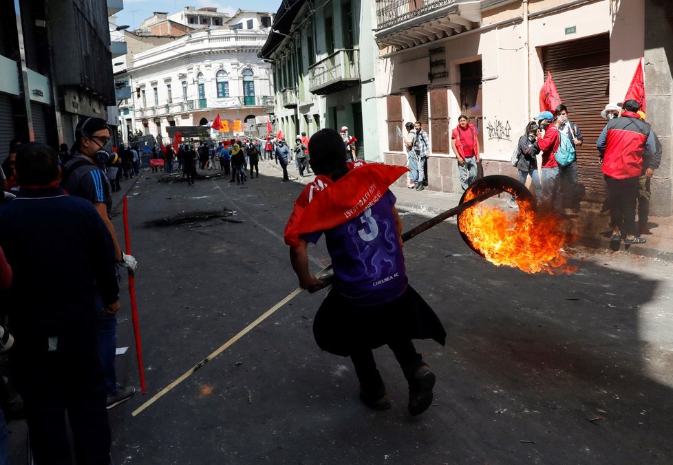 V Ekvádoru pokračují protesty, policie rozhání lidi slzným plynem (9. 10. 2019)