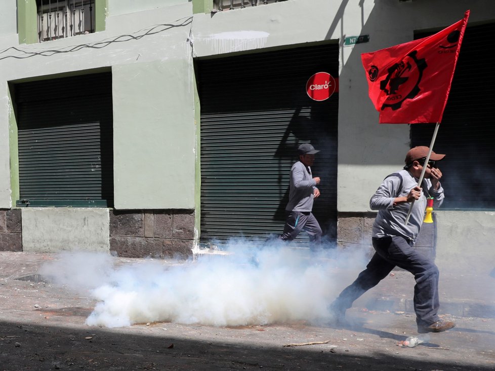 V Ekvádoru pokračují protesty, policie rozhání lidi slzným plynem (9. 10. 2019)