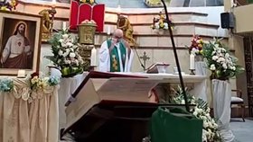 Kněze Patricia (†53) zabil přímo při mši obří kříž.