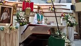 Kněze Patricia (†53) zabil přímo při mši obří kříž.