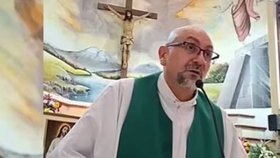 Kněze Patricia (†53) zabil přímo při mši obří kříž.