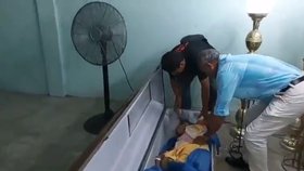 Po čtyřech hodinách v rakvi projevila 76letá žena, kterou prohlásili lékaři v Ekvádoru za mrtvou, známky života.