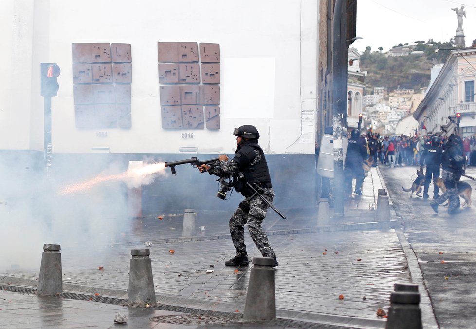 Protesty v Ekvádoru: Lidé vyšli do ulic kvůli zrušení dotací na pohonné hmoty.