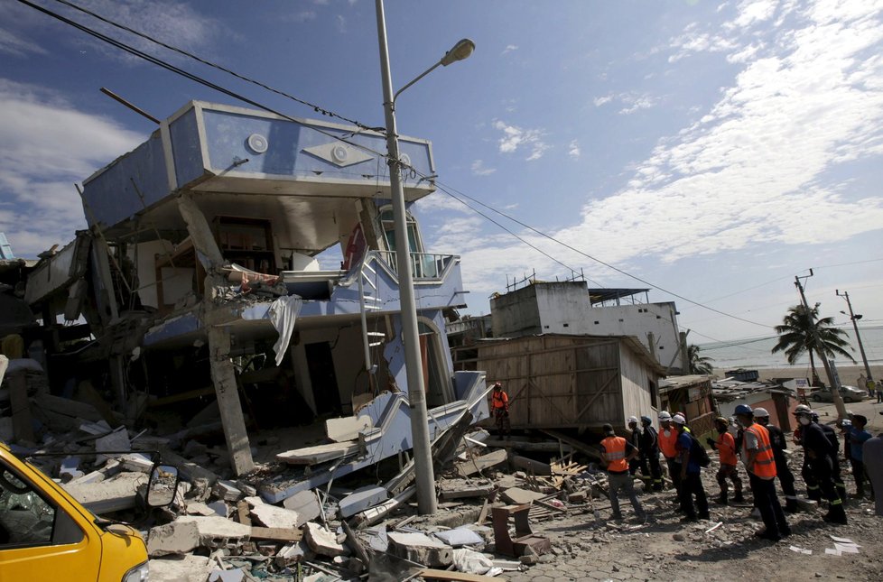 Sobotní zemětřesení v Ekvádoru má již 525 obětí.