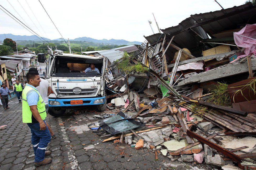 Ekvádor zasáhlo silné zemětřesení, zemřelo nejméně 233 lidí.