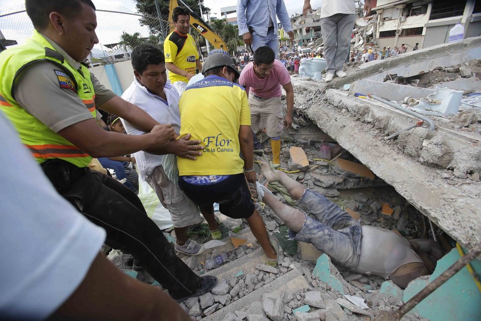Ekvádor zasáhlo silné zemětřesení, zemřelo nejméně 233 lidí.