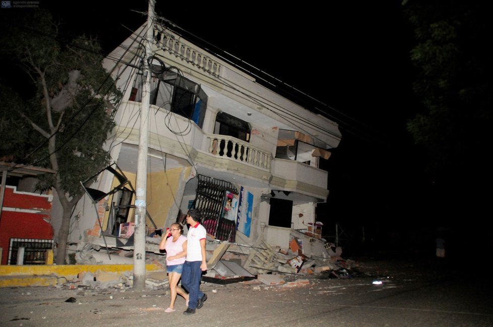 Na Ekvádor udeřilo ničivé zemětřesení: Desítky mrtvých i spoušť na pobřeží