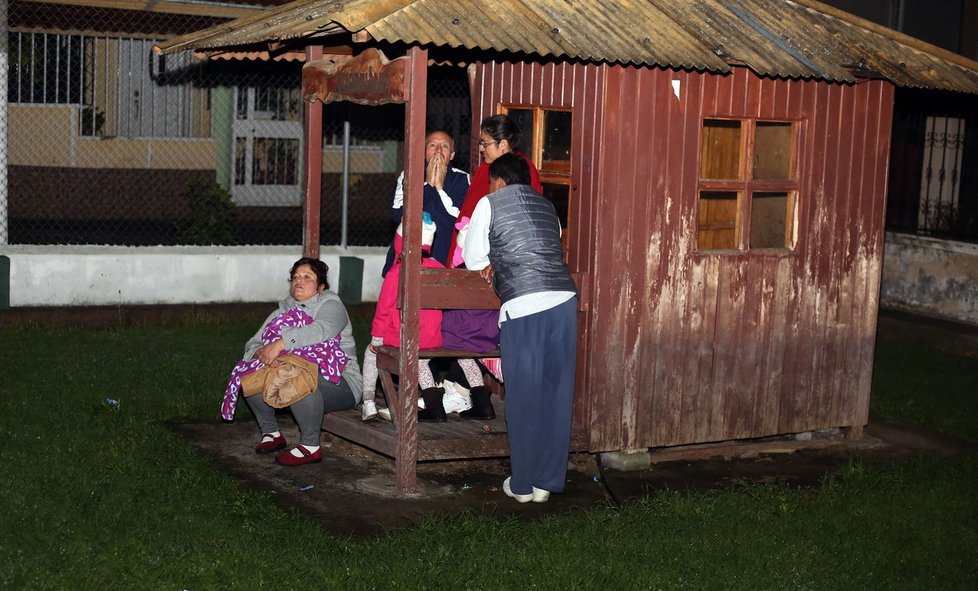 Na Ekvádor udeřilo zemětřesení: Lidé stojí raději venku před svým domem.