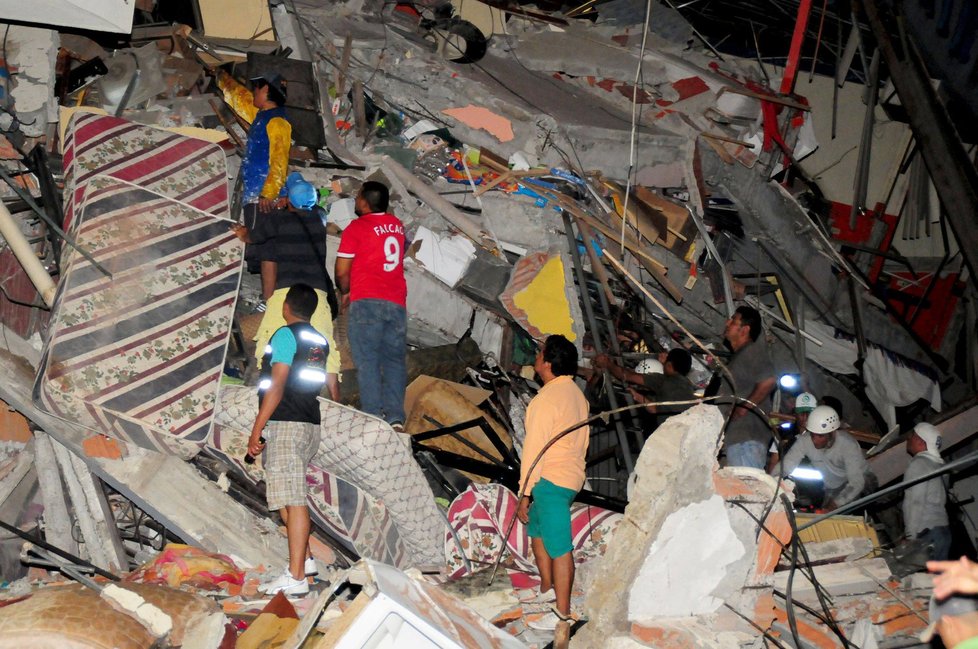 Ekvádor zasáhlo zničující zemětřesení.