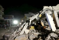 „Ze sutin lidé volají o pomoc.“ Mrtvých po zemětřesení v Ekvádoru je už 350