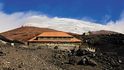 Chata José Rivas pod vrcholem Cotopaxi je útočištěm horolezců i turistů
