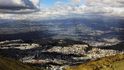 Vyjet si lanovkou na vrchol Cruz Loma do výšky 3945 m je úžasným zážitkem stejně jako pohled na stále se rozrůstající Quito