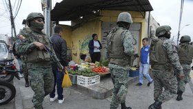 Policisté v Ekvádoru hlídkují kvůli gangsterovi Adolfovi Macíasovi. (9. 1. 2023)