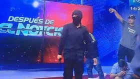 Do živého vysílání televize v Ekvádoru vtrhli ozbrojenci (9.1.2023)
