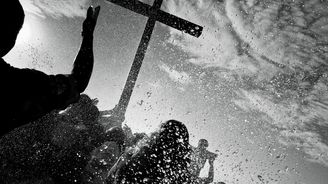 Rituál omývání kříže má sejmout z ekvádorských věřících hříchy za minulý rok