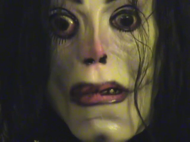 Zdeformovaný Michael Jackson jako strašidlo El Ayuwoki.