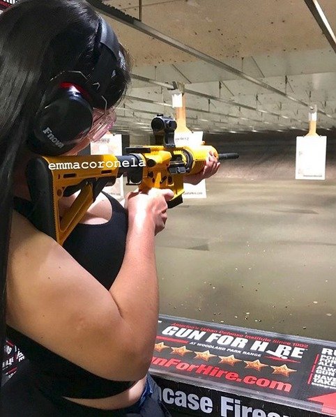 Manželka narkobarona se učí střílet.
