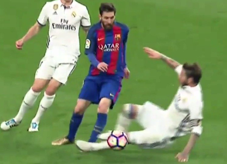 Kapitán Realu Madrid Sergio Ramos zajel do Lionela Messiho a viděl červenou kartu