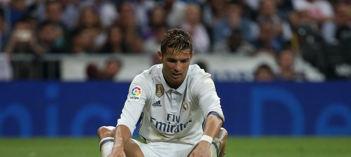 Zklamaný útočník Realu Madrid Cristiano Ronaldo po prohře s Barcelonou